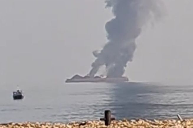Video Kapal Tongkang Terbakar di Pesisir Lamongan Ramai di Medsos