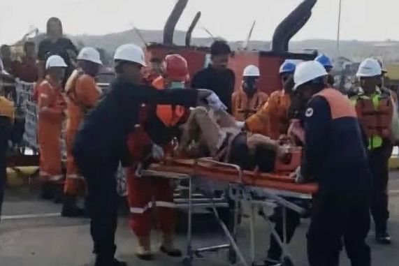 Kebakaran Kapal Tongkang di Lamongan Renggut 2 Korban Jiwa