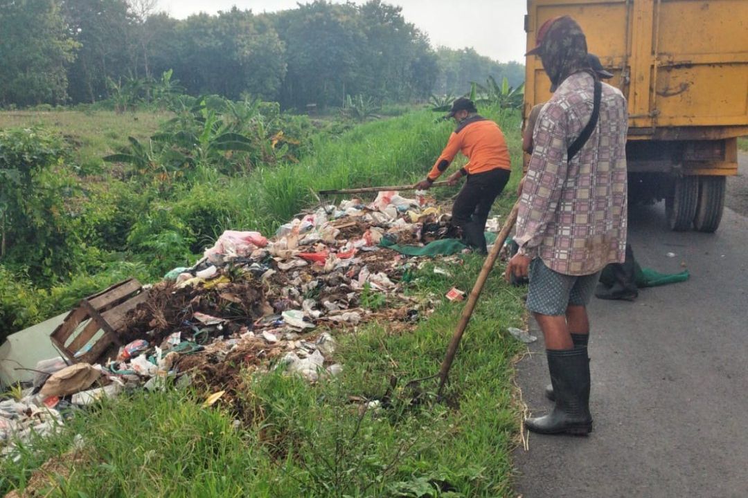 Gerebek Sampah, DLH Lamongan dan Muspika Bersihkan 20 TPS Liar