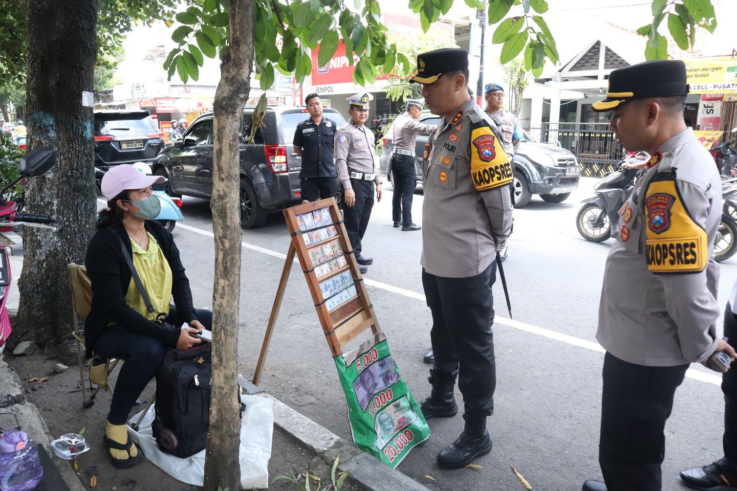 Deteksi Uang Palsu saat Lebaran, Polres Lamongan Sisir Tempat Penukaran Uang Baru
