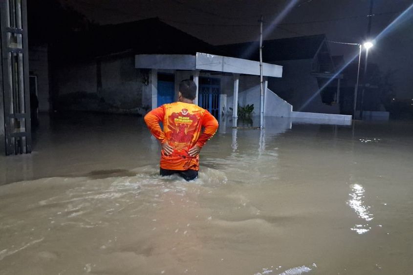 Permukiman Tergenang Banjir, Sebagian Warga Mojokerto Berlebaran di Pengungsian
