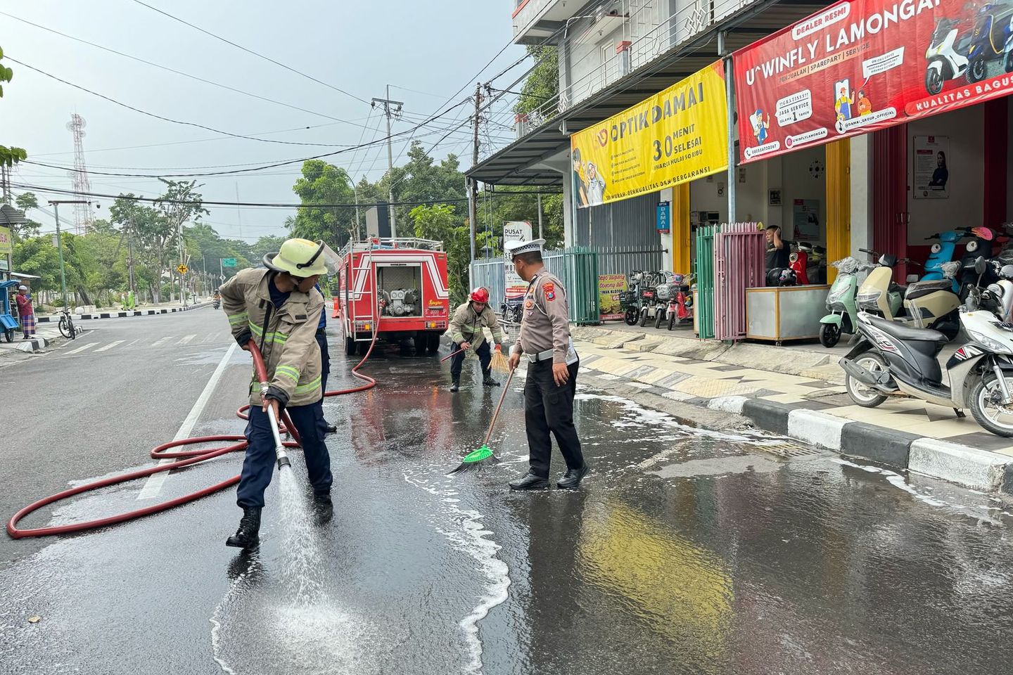 Polisi dan Damkar Bersihkan Tumpahan Solar di Simpang Empat Terminal Lama Lamongan