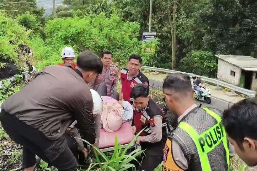 Rem Blong di Jalur Pacet, Sekeluarga Terpental Usai Tabrak Karung Sekam