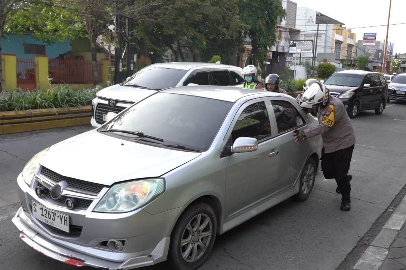 Aksi Sigap Kapolres Mojokerto Kota Dorong Mobil Mogok di Tengah Arus Balik