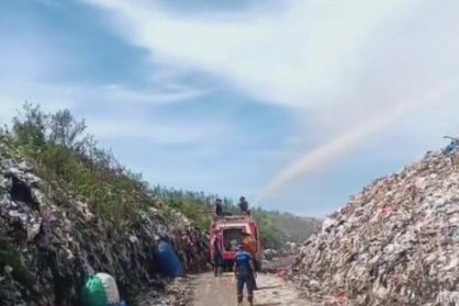 Kurangi Bau Sampah, DLH Lamongan Semprot Cairan Eco Lindi ke TPA Tambakrigadung