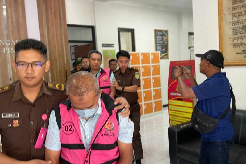 Jaksa Jebloskan Tiga Tersangka Kasus Korupsi RPHU Lamongan ke Jeruji Besi