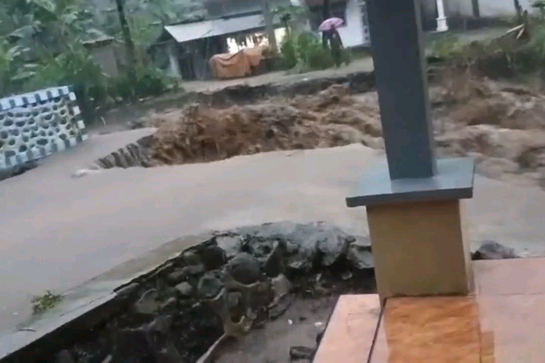 Banjir Besar Terjang Tiga Desa di Lereng Argopuro Probolinggo, Jembatan Putus