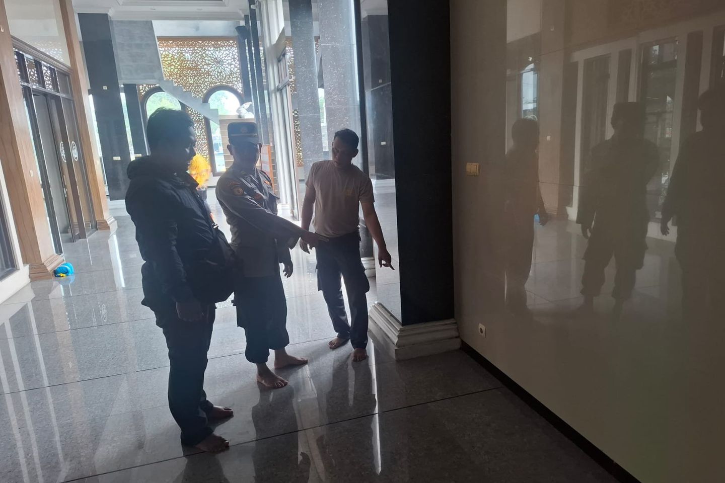 Tertidur di Serambi Masjid, Ponsel Iphone 13 Milik Pria Ini Diembat Pencuri