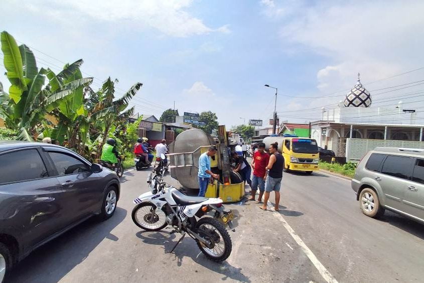 Truk Tangki Air Terguling di Jalur Mojosari-Krian, Lalu Lintas Macet
