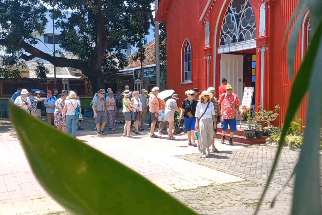 Natal, Wisatawan Mancanegara Memadati Gereja Merah Probolinggo 