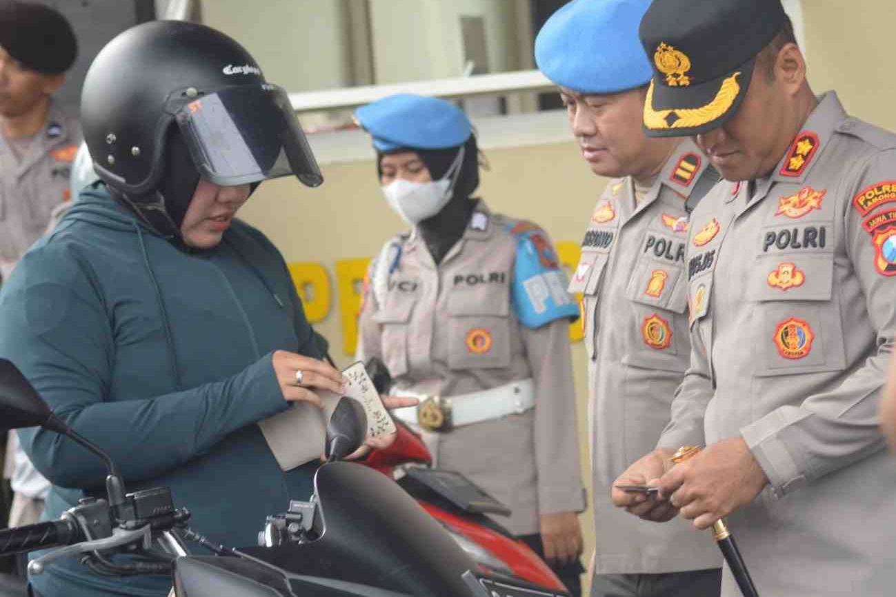 Kapolres Lamongan Tegakkan Disiplin Internal lewat Pemeriksaan Kendaraan Personel