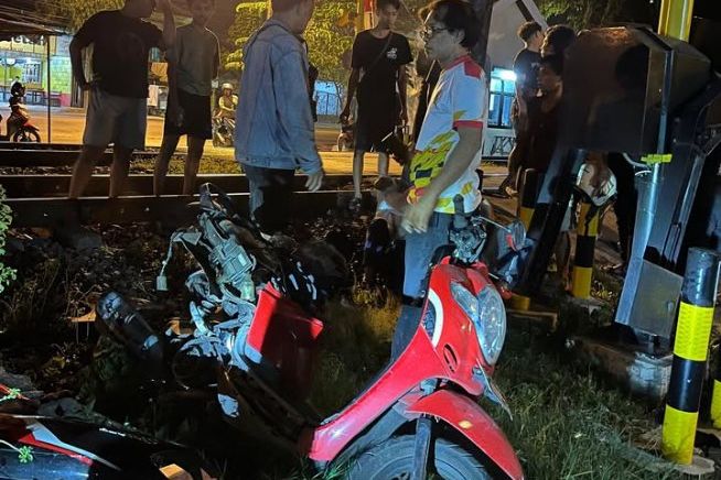 Tertabrak Kereta Api di Perlintasan Deket Lamongan, Pengendara Motor Alami Patah Kaki