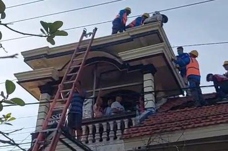 Tersetrum Saat Benahi Genteng, Tukang Bangunan Menderita Luka Bakar
