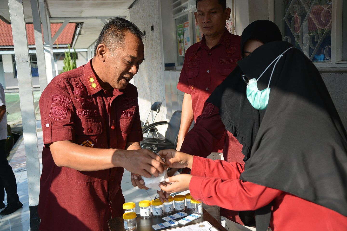 Petugas dan Warga Binaan Lapas Kelas IIB Lamongan Mendadak Ikuti Tes Urine