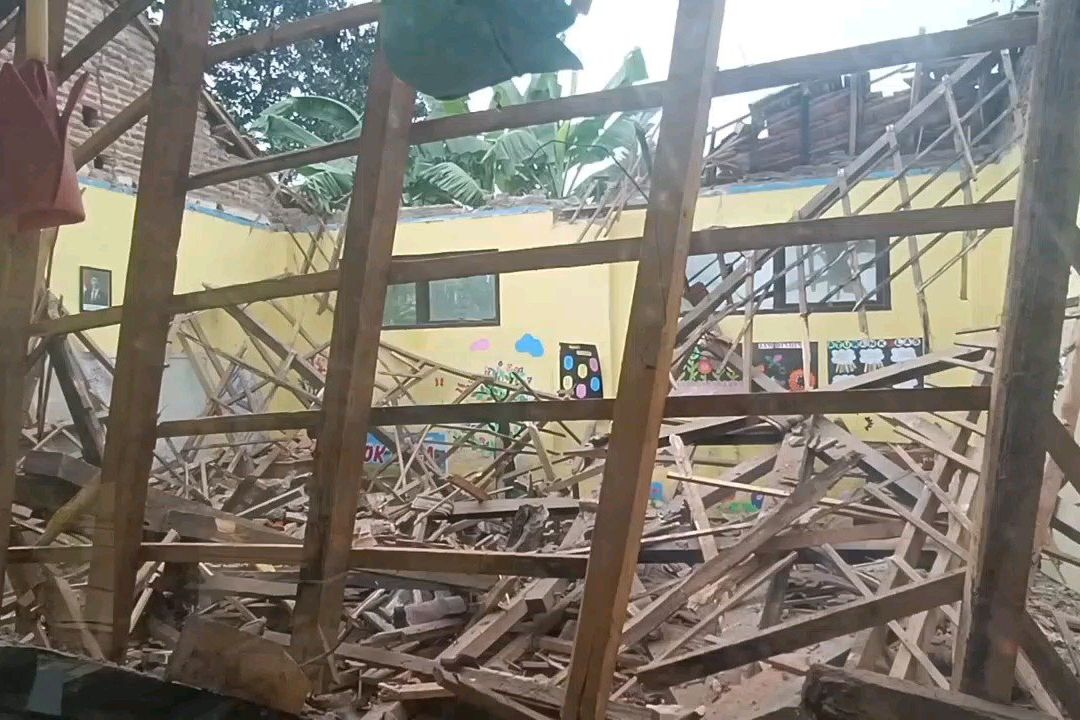 Atap Ruang Kelas SDN Sumberkare 1 Probolinggo Ambruk, Pembelajaran Dipindah