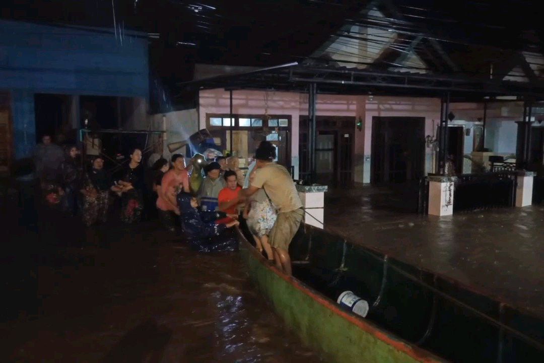 Warga Terdampak Banjir Probolinggo Dievakuasi dengan Perahu Nelayan