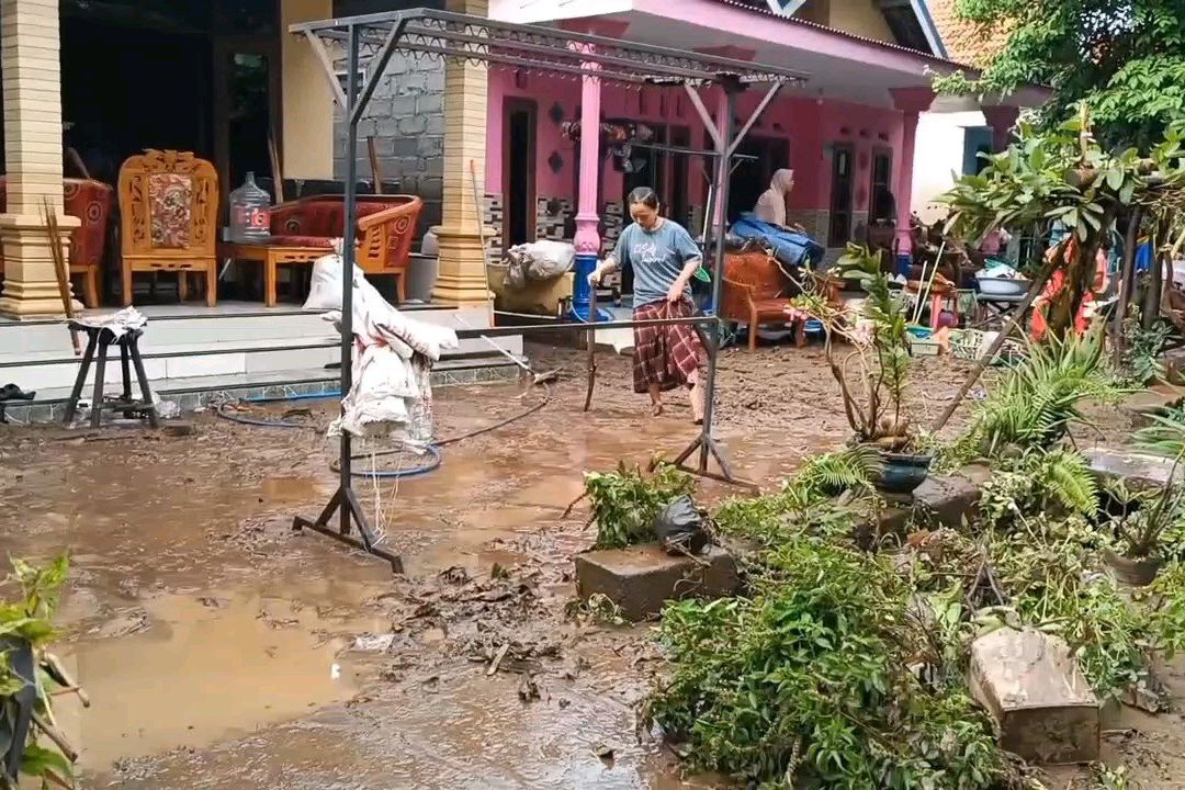Warga Terdampak Banjir di Probolinggo Membutuhkan Bantuan Logistik