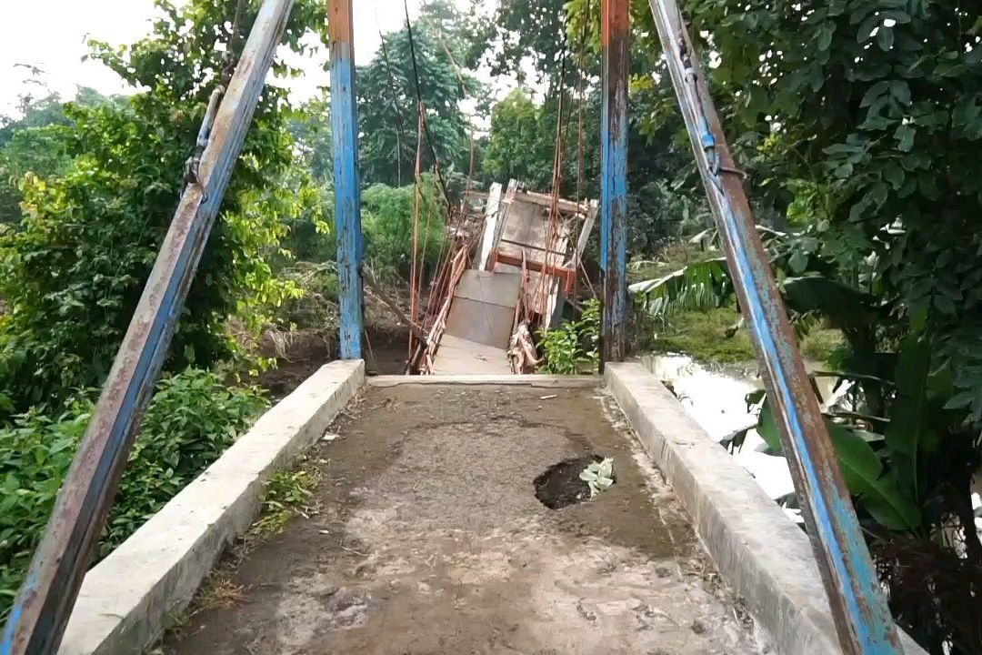 Jembatan Gantung Hancur Diterjang Banjir, Akses Antardusun di Probolinggo Putus 