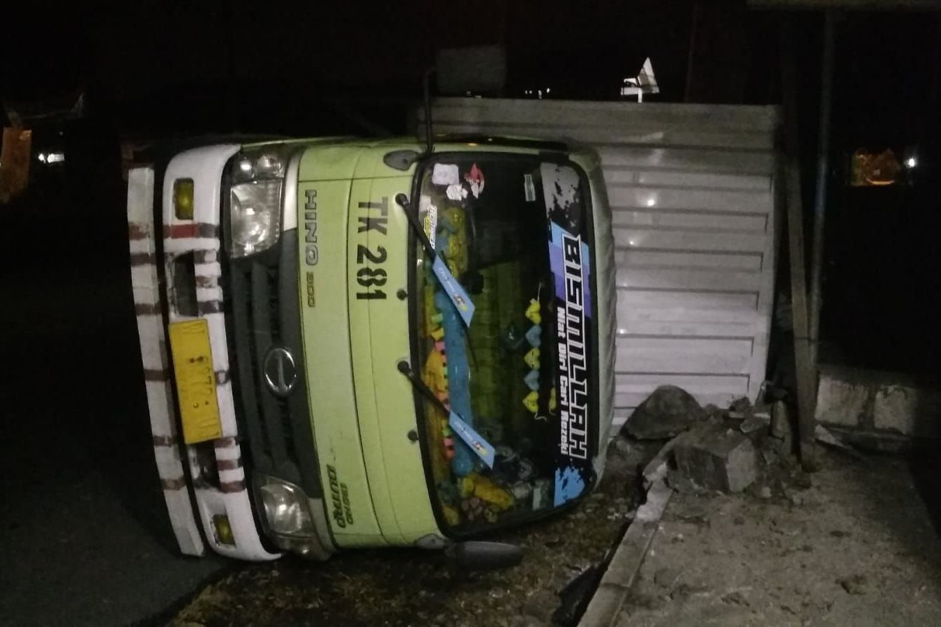 Sopir Kaget di Tikungan Minim Penerangan, Truk Boks Terguling di Mojokerto