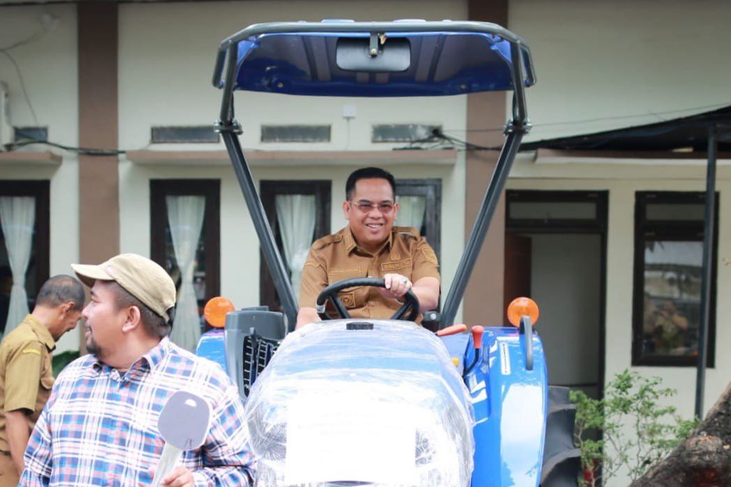 Tingkatkan Produksivitas Pertanian, Wali Kota Probolinggo Bagikan Traktor Bagi Petani

