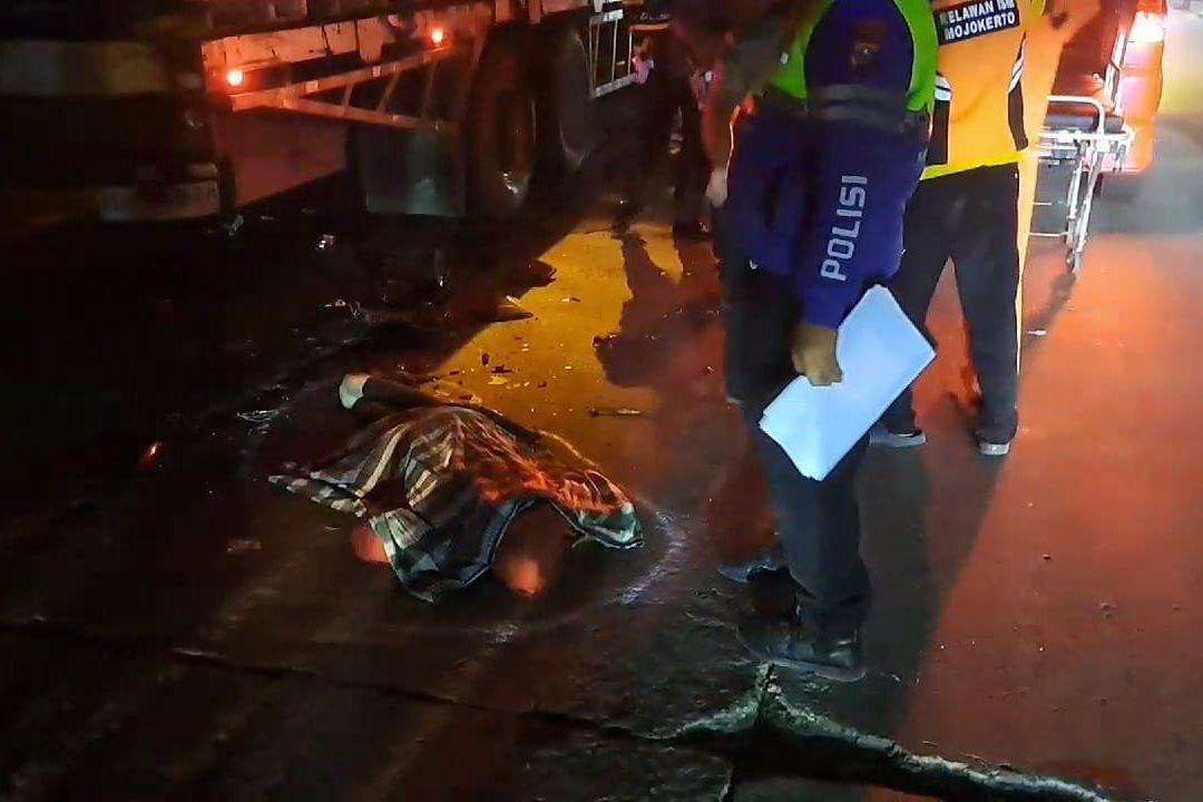 Minim Penerangan, Wanita Tewas Tabrak Truk Parkir di Jalan Raya Pekukuhan