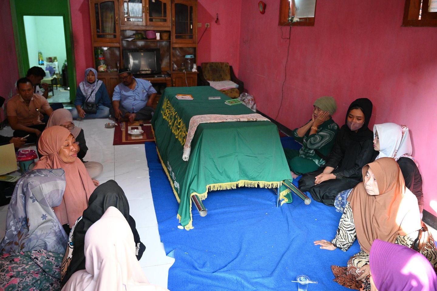 Sebulan Lebih di Kamboja, Jenazah Pekerja Migran Banyuwangi Tiba Rumah Duka