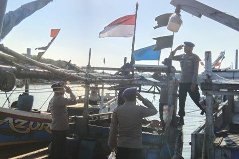 Peringati Kemerdekaan RI ke-80, Satpolairud Polres Lamongan Bagi Bendera Merah Putih ke Nelayan