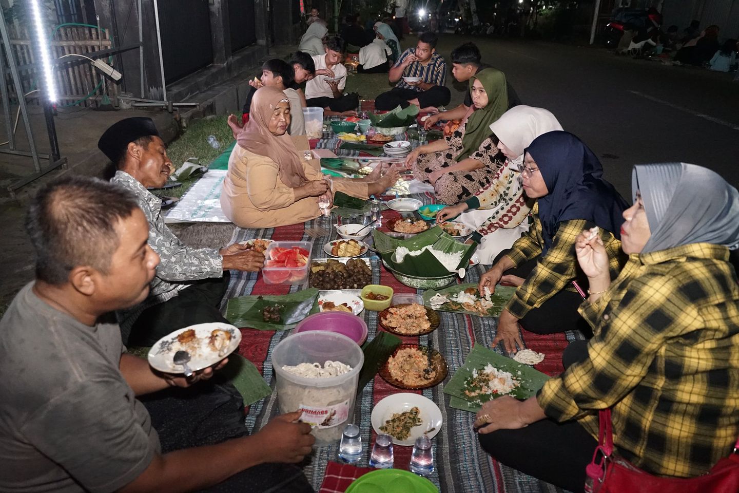 Kesan Wisatawan Asing Mengikuti Tradisi <em>Tumpeng Sewu</em> di Desa Kemiren Banyuwangi 