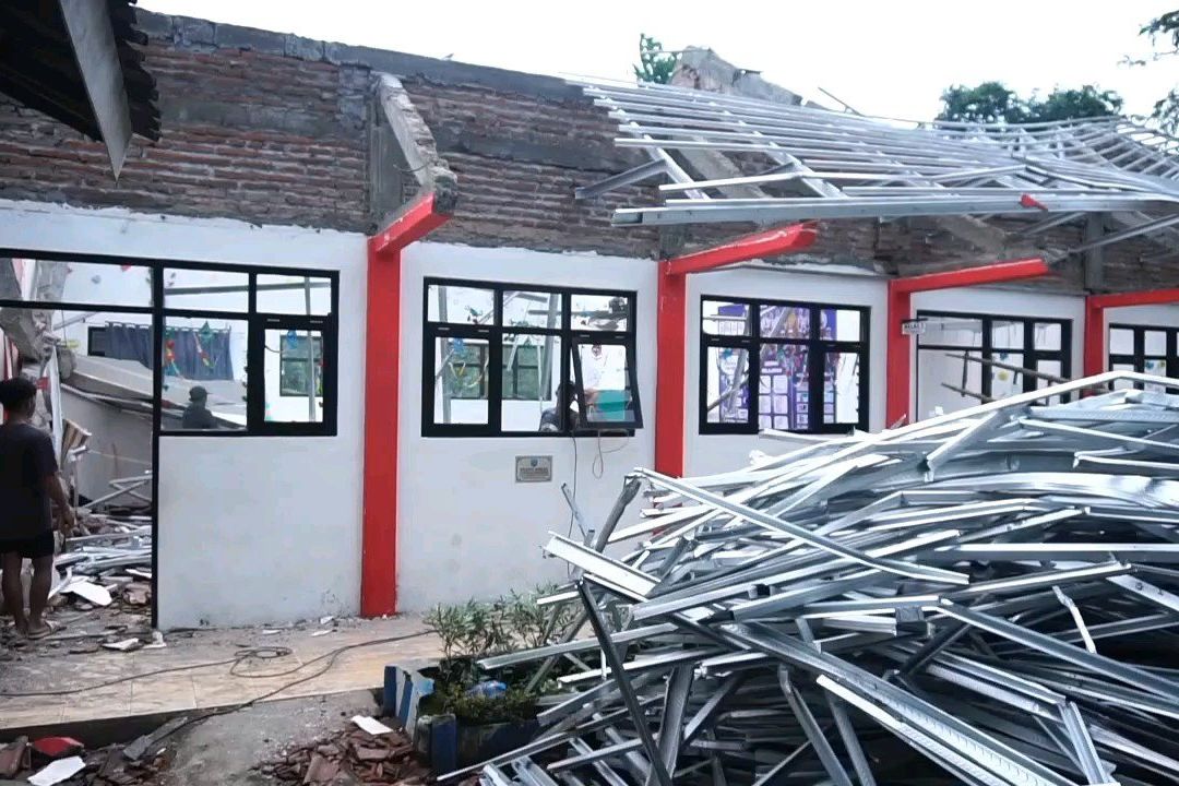 Atap Tiga Kelas di SDN Pamatan 2 Probolinggo Ambruk
