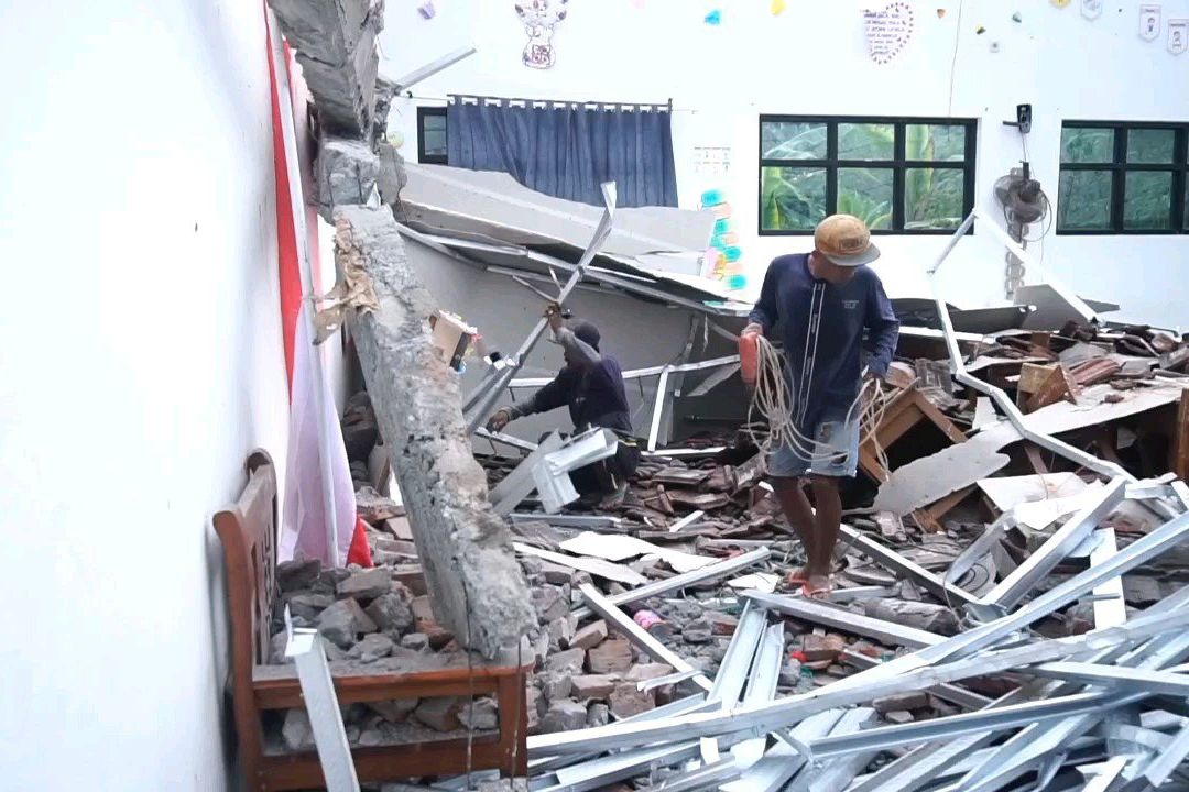 Atap Ambruk, Sebagian Siswa SDN Pamatan 2 Probolinggo Belajar di Aula