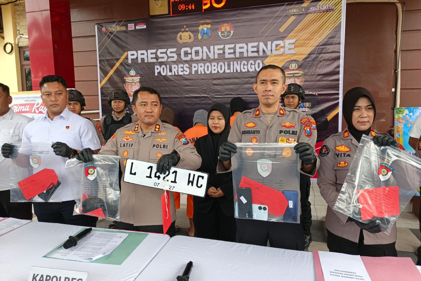 Polisi Ringkus Tiga Pencuri Koper Turis Thailand di Kawasan Bromo