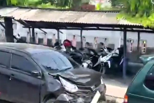 Truk Boks dan Empat Mobil Tabrakan Beruntun di Pertigaan Sumlaran Lamongan