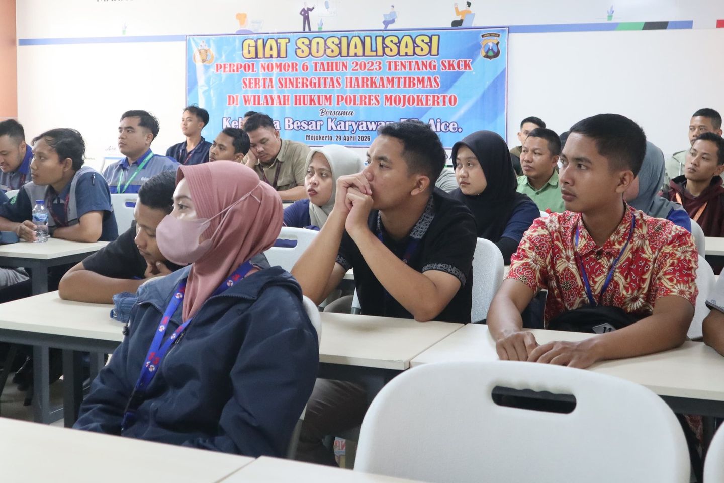 Polisi Mojokerto Mengedukasi Karyawan Pabrik Es Krim Tentang Aturan SKCK
