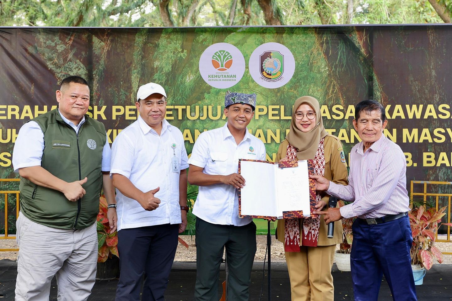 Menunggu 19 Tahun, Menhut Serahkan 152 Hektar Hutan untuk Pemukiman Warga Pancer Banyuwangi 