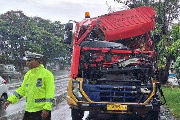 Truk Tangki Seruduk Bus Saat Menurunkan Penumpang di Lamongan, Tiga Luka-Luka