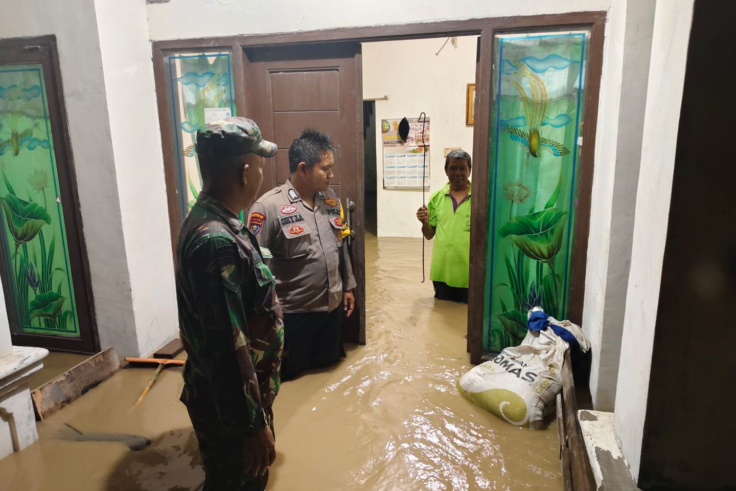 Banjir di Dawarblandong, TNI dan Polri Evakuasi Warga yang Terjebak di Dalam Rumah
 