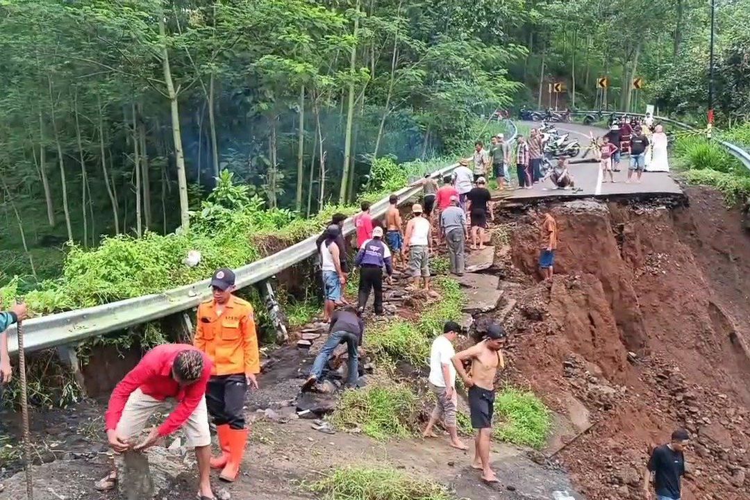 Amblas 20 Meter, Jalur Alternatif Probolinggo – Pasuruan Terputus