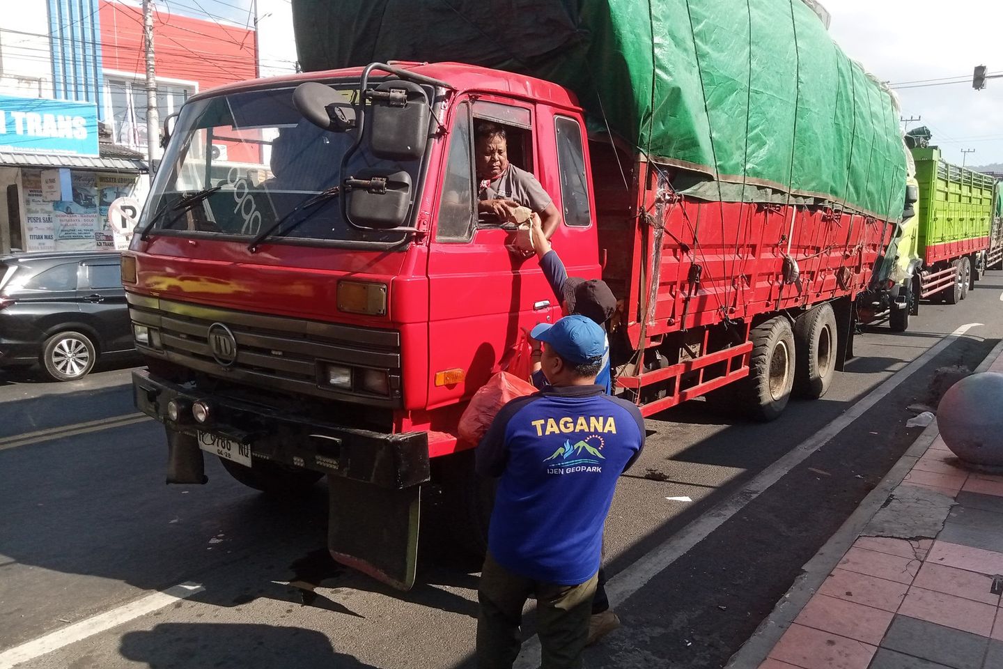 Pemkab Banyuwangi Bagikan 500 Nasi Bungkus pada Sopir Truk Terjebak Macet Menuju Pelabuhan Ketapang
