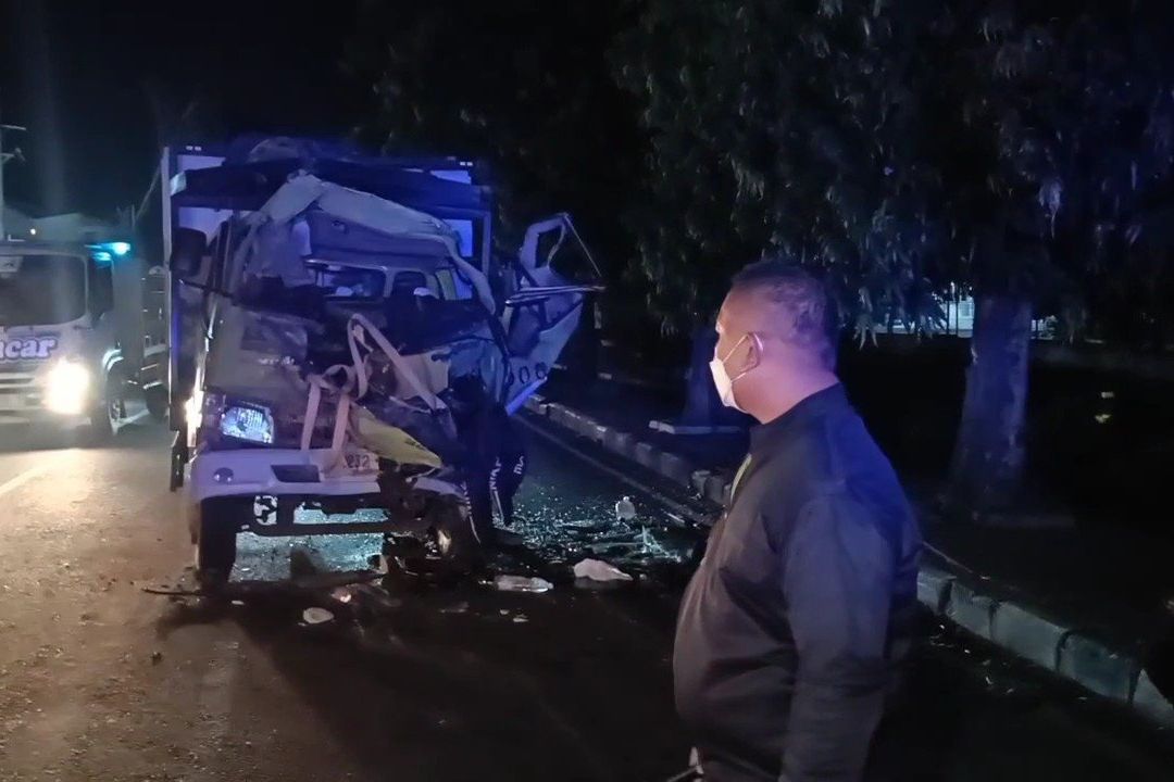 Truk Vs Truk, Dua Kernet Meninggal Dunia di Perempatan Pilang Probolinggo