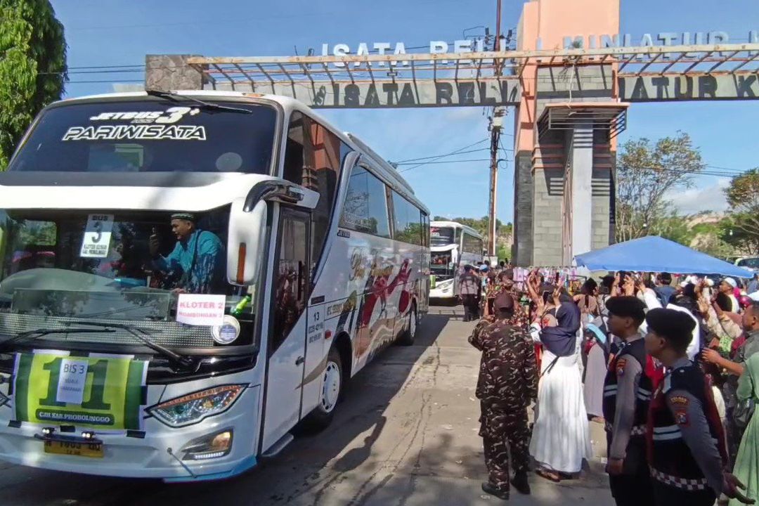 Calon Haji Kloter 1 dan 2 Probolinggo Diberangkatkan ke Surabaya