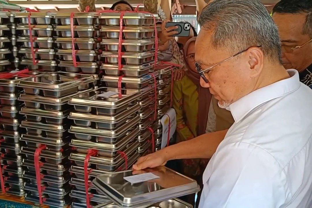 Kunjungi Probolinggo, Menko Pangan Ancam Tutup Dapur MBG Tak Standar