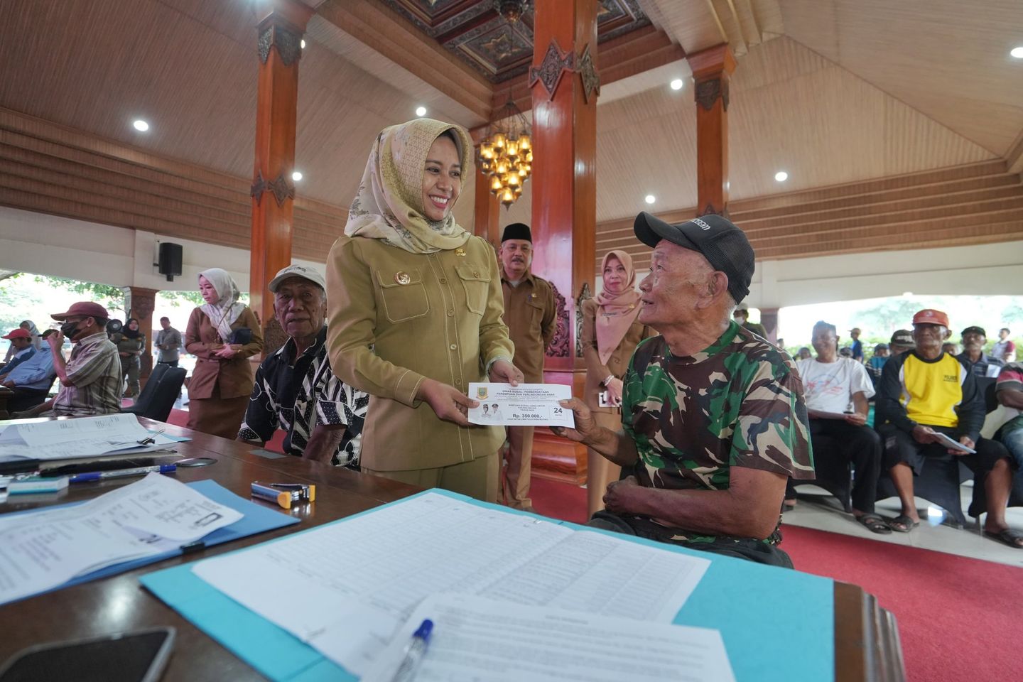 Menjelang Idulfitri, Ning Ita Bagikan Bansos ke Ratusan Tukang Becak