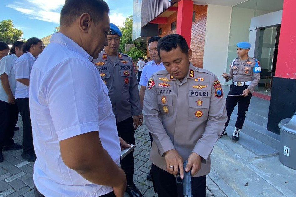 Cegah Pelanggaran Internal, Polisi di Probolinggo Jalani Tes Urine dan Cek Senpi