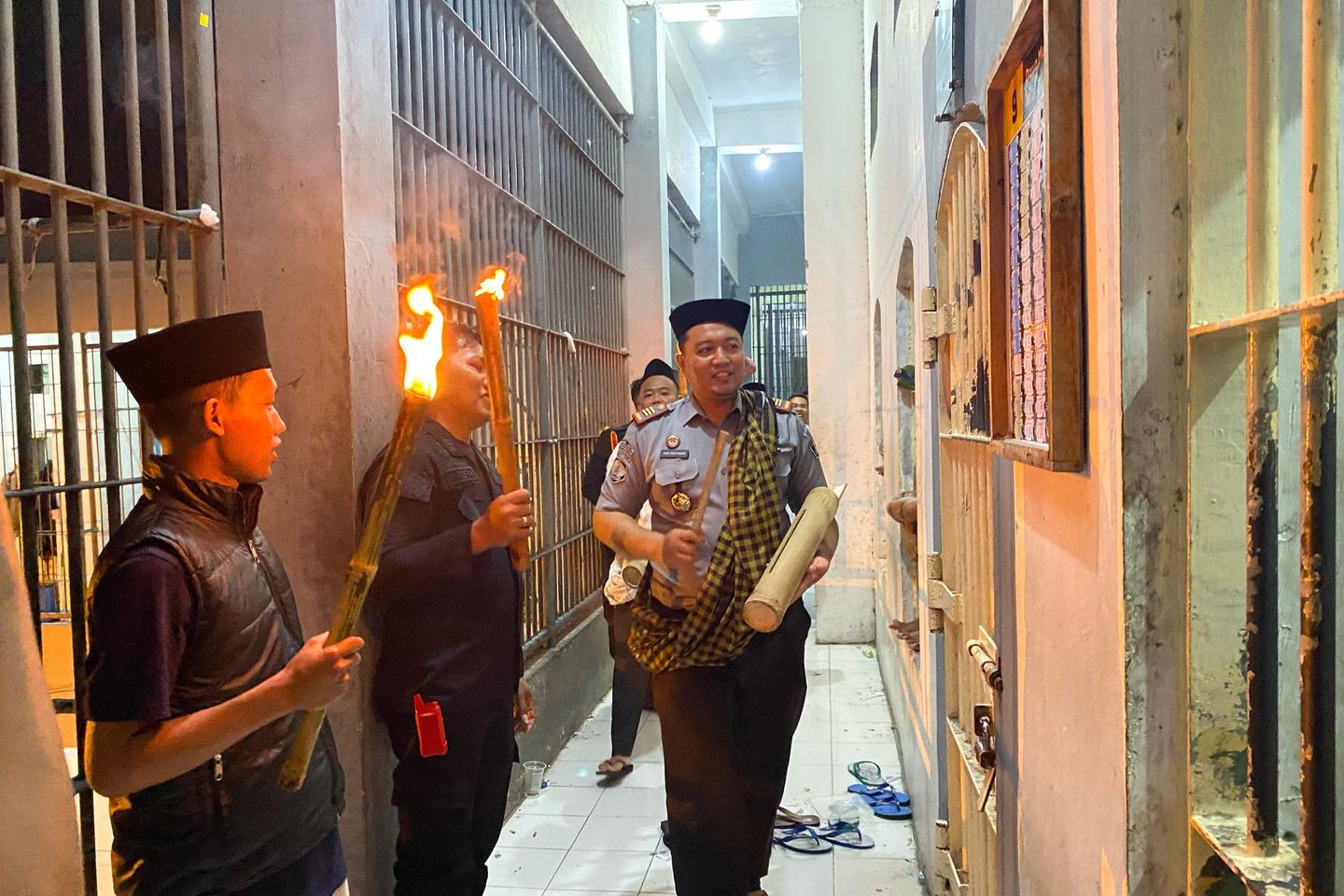 Bangunkan Sahur Warga Binaan, Kepala Lapas Mojokerto Keliling Bunyikan Kentongan