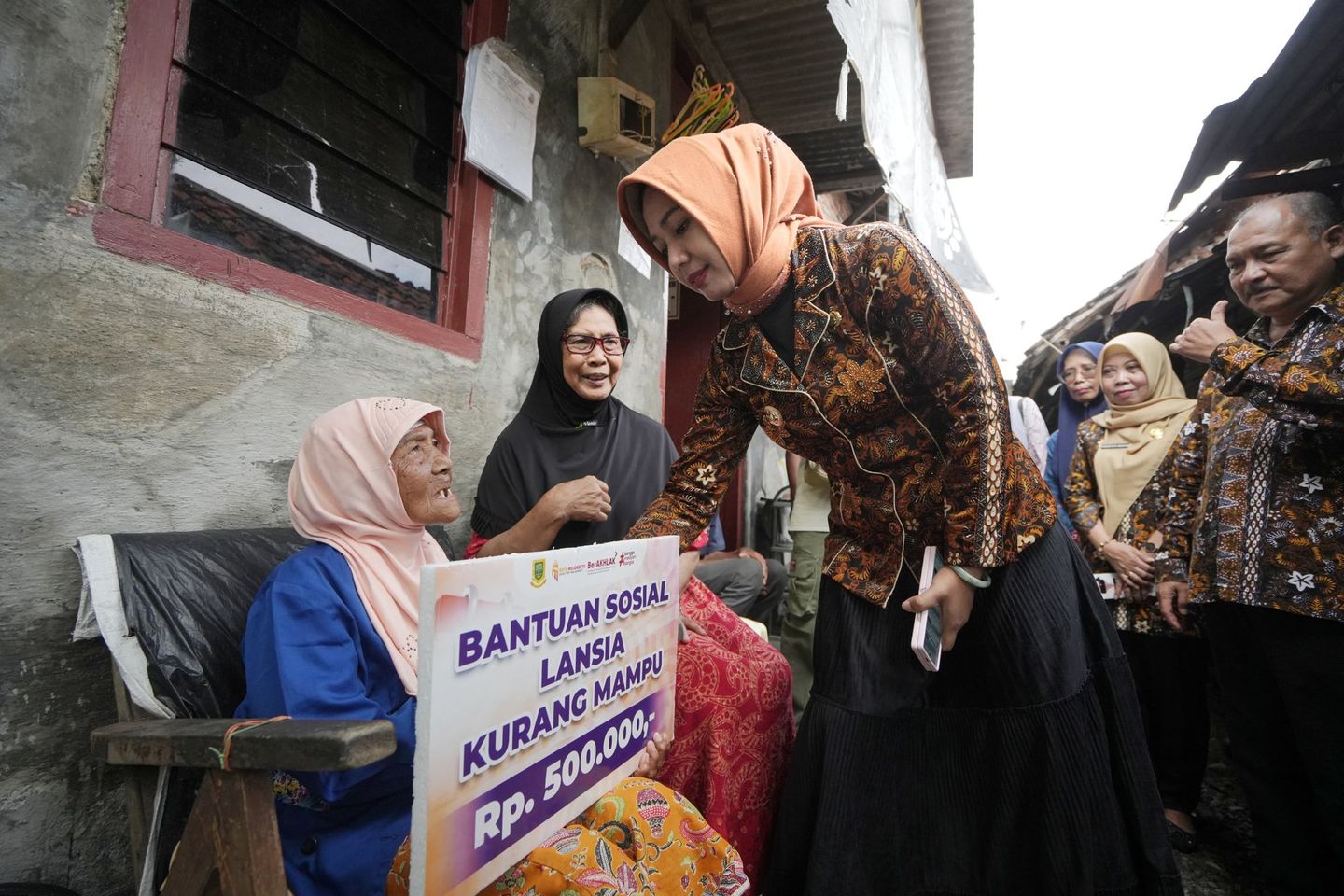 Blusukan ke Rumah Warga Lansia, Ning Ita Berikan Bansos Uang Tunai untuk Lebaran