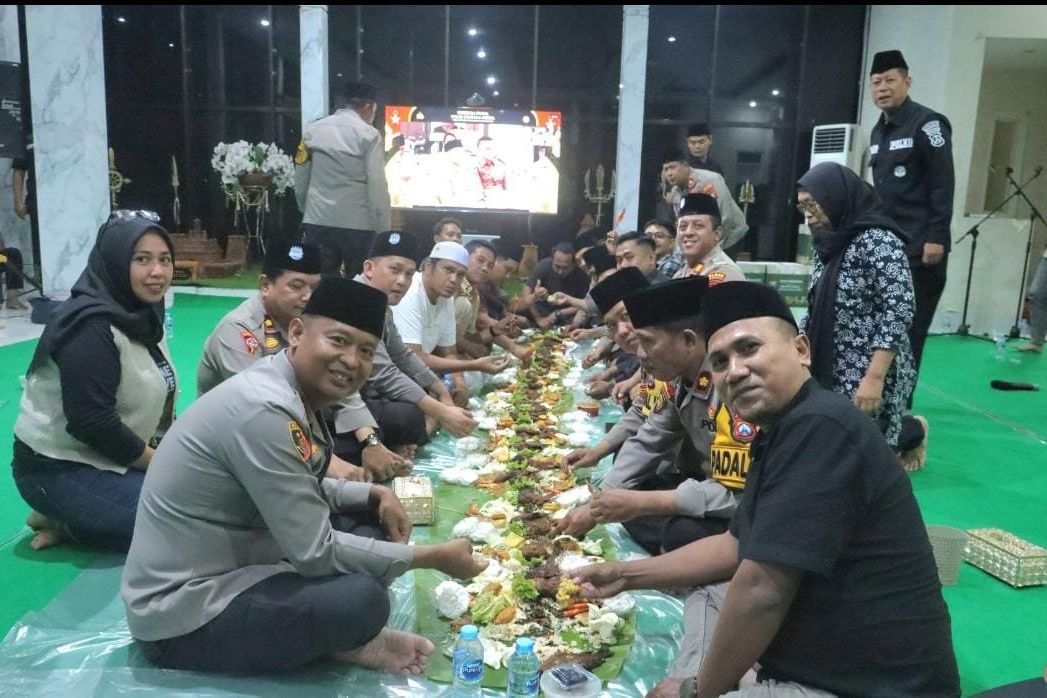 Nasi Liwet Warnai Bukber Kapolres Mojokerto dan Awak Media