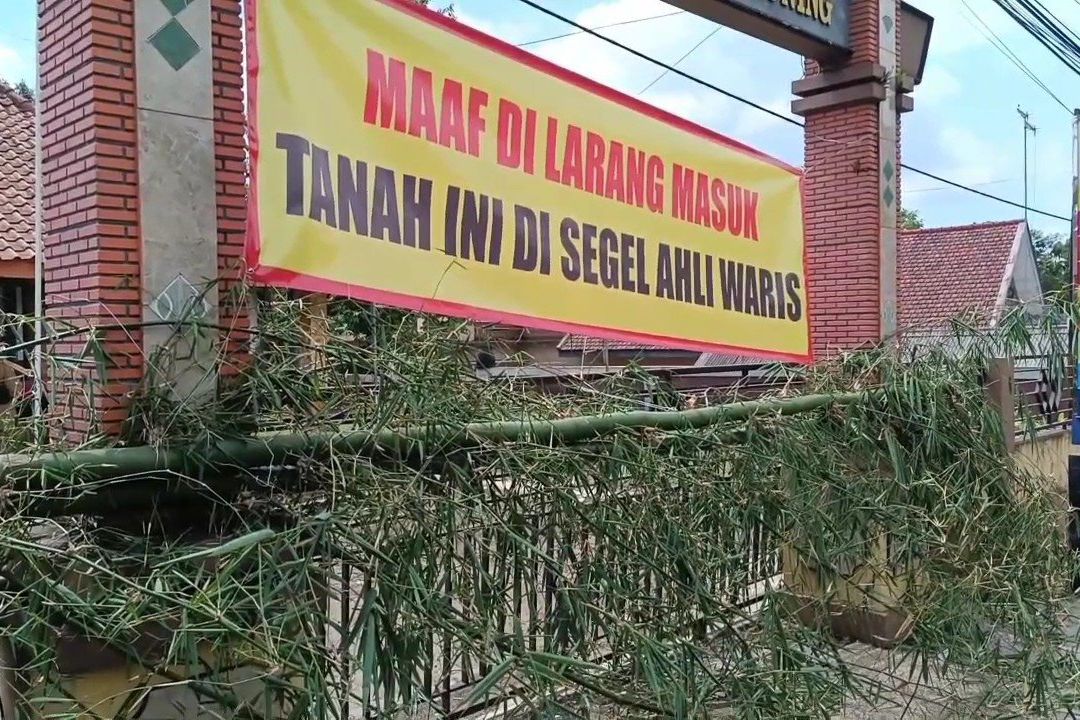 Sengketa Lahan di Probolinggo Berlarut, Warga Lambangkuning Segel Kantor Desa