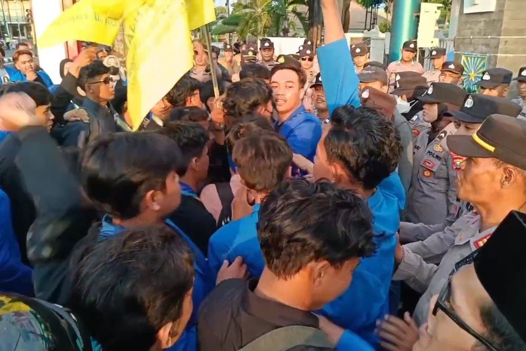 Mahasiswa dan Polisi Saling Dorong Saat Demo di Kantor Wali Kota Probolinggo