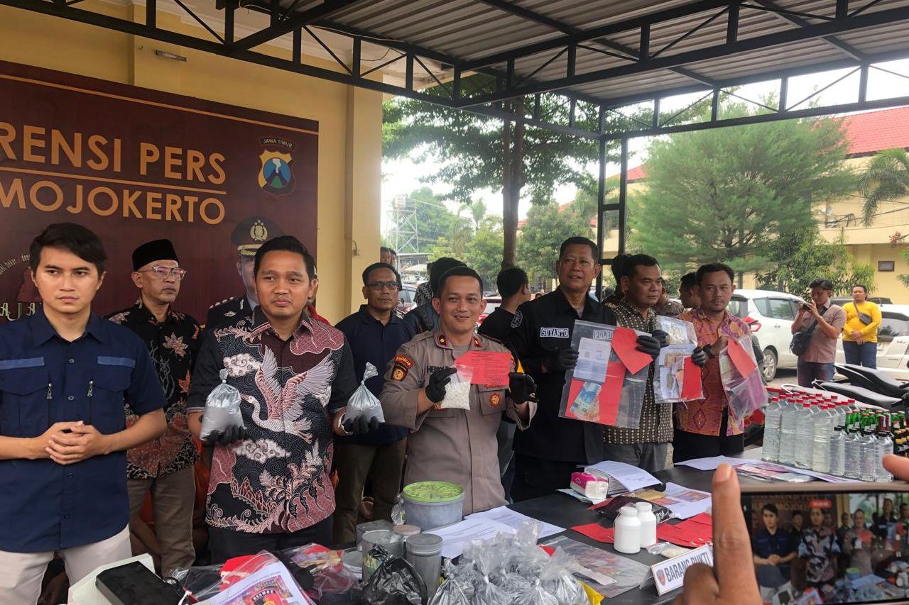 Operasi Pekat, Polres Mojokerto Sita 4,2 Kg Serbuk Mercon dan 9,35 Gram Sabu