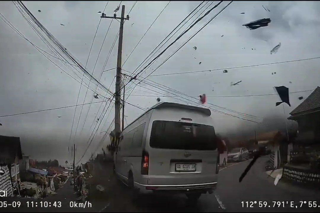 Toyota Hiace Turis Singapura Rem Blong di Jalur Bromo, 11 Luka